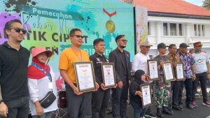 Read more about the article 594 Penyandang Disabilitas di Malang Pecahkan Rekor MURI Membatik Bersama