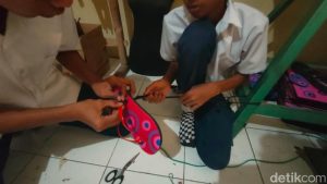 Read more about the article Disabilitas Pangandaran Berdikari Lewat Produksi Sandal Jepit